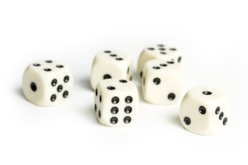 Dados sobre fondo blanco aislado. Vista superior