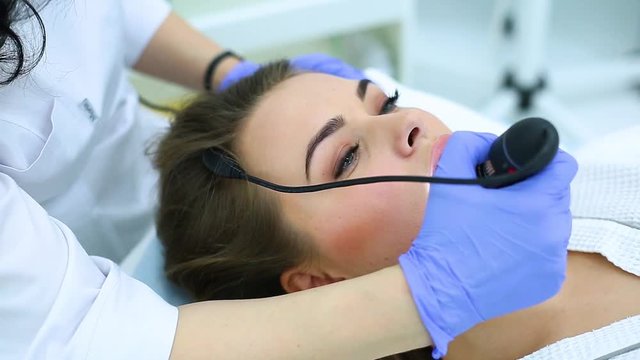 A study of the disease of the hair and skin using a trichoscope.