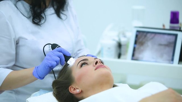 A study of the disease of the hair and skin using a trichoscope.