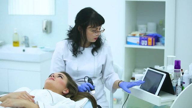 A study of the disease of the hair and skin using a trichoscope.