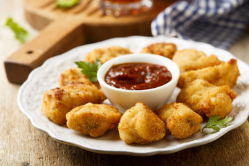 Chicken nuggets with tomato sauce