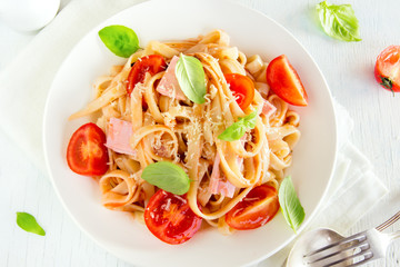 Tagliatelle pasta with ham and tomatoes