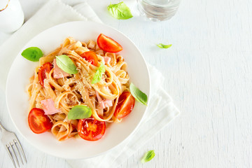Tagliatelle pasta with ham and tomatoes