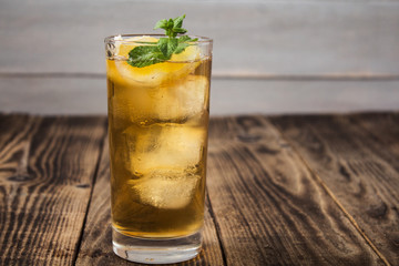 iced teae with lemon and fresh mint