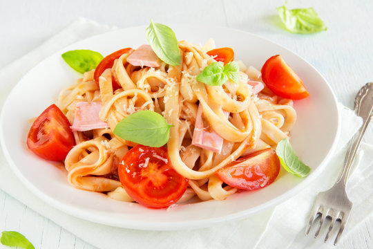 Tagliatelle pasta with ham and tomatoes