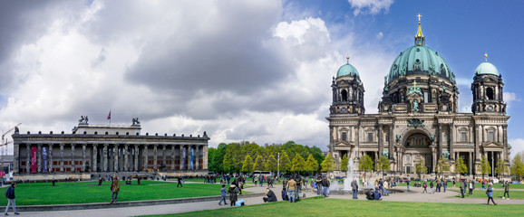 Panorama Berliner Dom und Altes Museum Ostern 2017 © tangolf