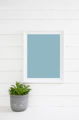 Fototapeta na wymiar Türkis blau weißer Holz Hintergrund mit Zimmerpflanze als Dekoration für Werbekonzepte