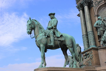 Fototapeta na wymiar Reiterfigur am Maria-Theresien-Platz in Wien