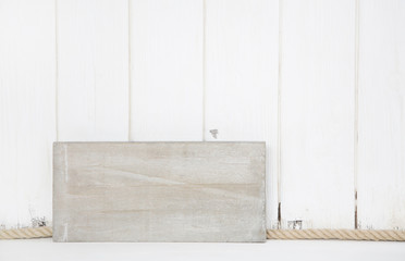 Alter Holz Hintergrund in weiß grau im Shabby Chic Look als Mockup oder Werbeschild bzw. Werbefläche