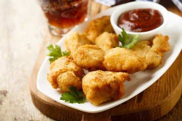 Chicken nuggets with tomato sauce