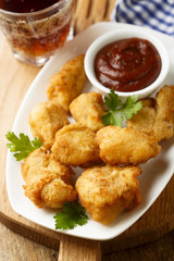 Chicken nuggets with tomato sauce