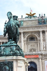 Obraz premium Heldenplatz: Das Denkmal für Prinz Eugen vor der Hofburg (Nationalbibliothek) in Wien