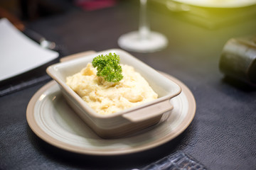 The mashed potatoes in the bowl