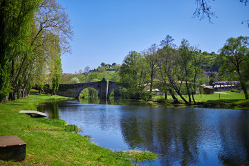 Vista del puente romano en la entrada de Allariz en Ourense, Galicia