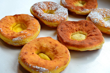 frisch gebackene Ausgezogene Küchle Krapfen