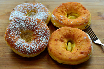 frisch gebackene Ausgezogene Küchle Krapfen auf Holzbrett in der Küche