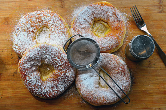 frisch gebackene Ausgezogene K&uuml;chle Krapfen auf Holzbrett in der K&uuml;che