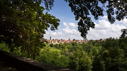 Durch B&auml;ume einger&auml;umter Blick auf Rothenburg ob der Tauber 