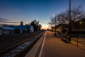 Train platform at sunrise - Merced, California, USA - obrazy, fototapety, plakaty