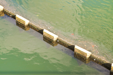 Floating anti pollution barrier in modular plastic elements
