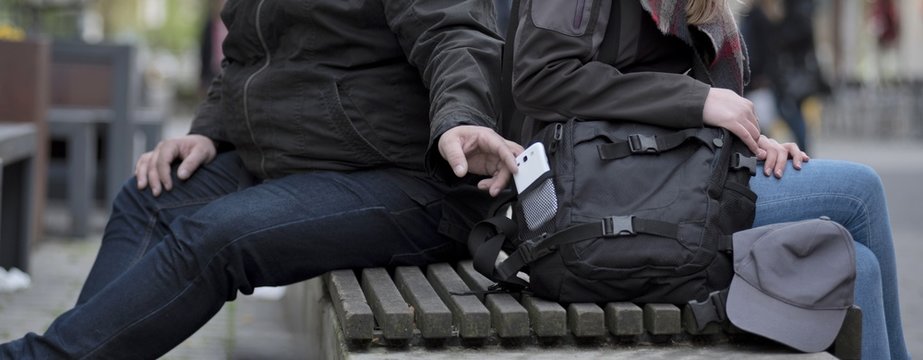 Dieb stiehlt smartphone aus einer Tasche