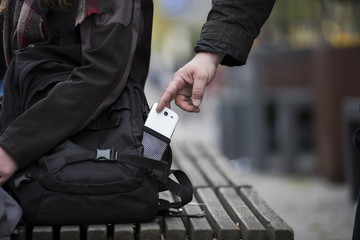 Dieb stiehlt smartphone aus einer Tasche