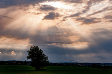 Sonne scheint durch wolken