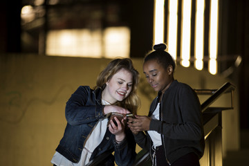 Junge Mädchen mit Smartphone und Bokeh.