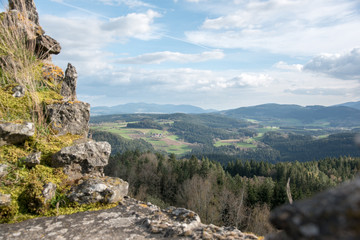 Blick von der Burgruine Neunußberg über den Bayrischen Wald zur Bergkette am Geißkopf bei Habischried