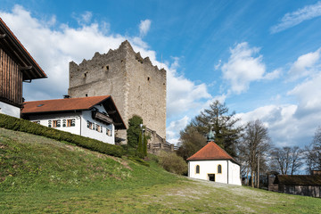 Fototapeta na wymiar Die Burgruine Neunußberg mit einer Kapelle, ab 1350 als Wohnburg, auch Adelsburg, errichtet