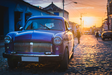 Carro viejo al atardecer en trinidad cuba.