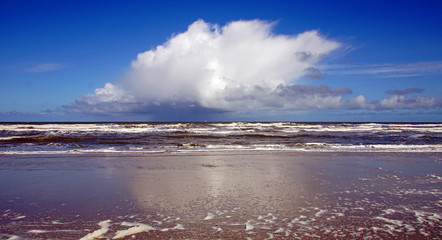 Wolkenspiel über dem Strand