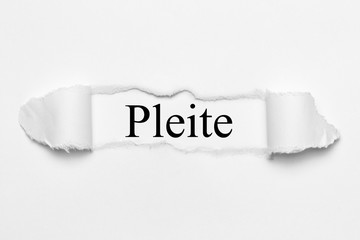 Pleite auf weißen gerissenen Papier