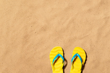 Naklejka premium Summer vacation background with a pair of flip flop sandals.