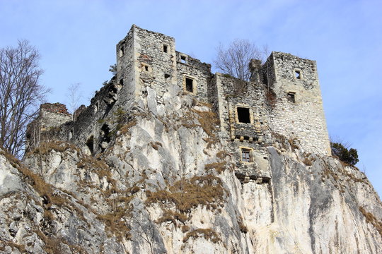 Blick auf eine Ruine: Burg Schachtenstein bei Th&ouml;rl (Steiermark)