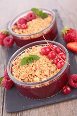berry crumble