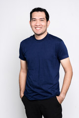 Obraz premium Handsome bearded man in a blank blue t-shirt on white background.