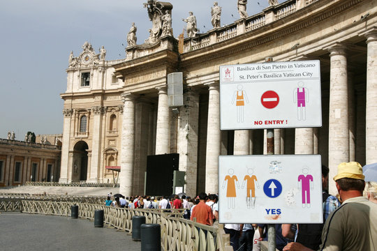 Kleiderordnung f&uuml;r Touristen vor der Peterskirche in Rom 