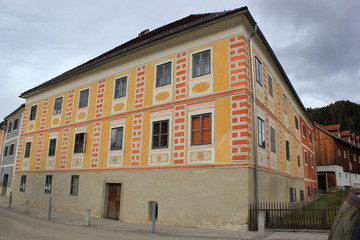 Fototapeta na wymiar Steiermark: Die historische Fassade des Zehenthof in St. Lorenzen im Mürztal