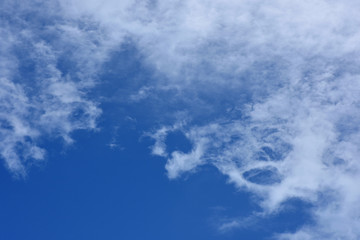 青空と雲「空想・天空のモンスター（左側の雲）と謎の丸い空間」タイトルスペース