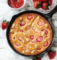 Skillet strawberry cake  / Summer desserts