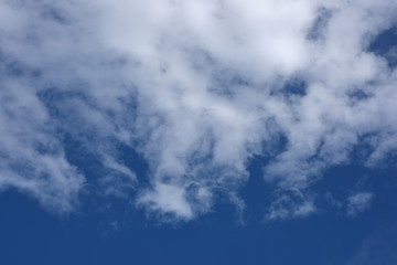 青空と雲「イメージ・何かが現れそうな予感、未来、変化」上部にタイトルスペース