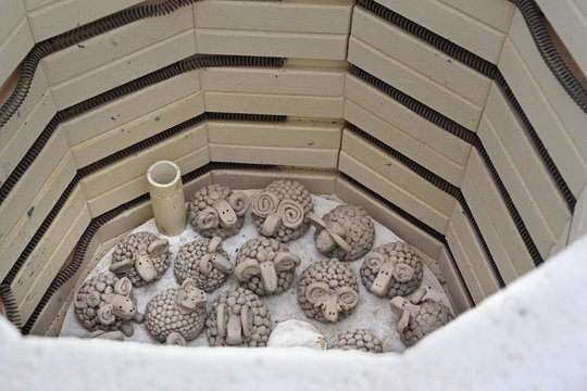 Wypalanie ceramiki w piecu. Gliniane ceramiczne baranki wypalane w piecu do ceramiki
