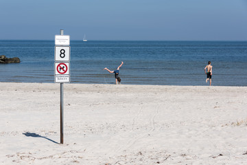 Spielende Kinder am Strand