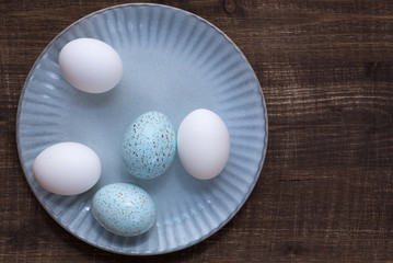 Weiße und blaue Eier
