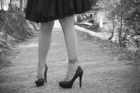 détail jambes sexy avec talons aiguille et bas résille Photos | Adobe Stock