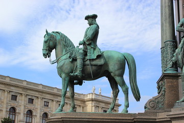 Fototapeta na wymiar Wien: Reiterfigur vor dem Naturhistorischen Museum (Maria-Theresien-Platz)