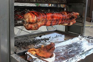Spanferkel wird auf dem Grill zubereitet