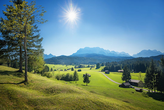 Blick von den Wallgauer Buckelwiesen ins Wettersteingebirge