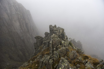 Skały we mgle.